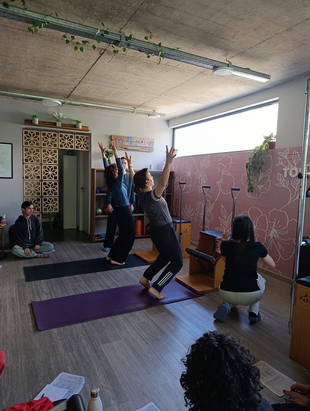 Encuentro de la Formación en Metodología Toulouse: instructora guiando un ejercicio mientras el grupo observa