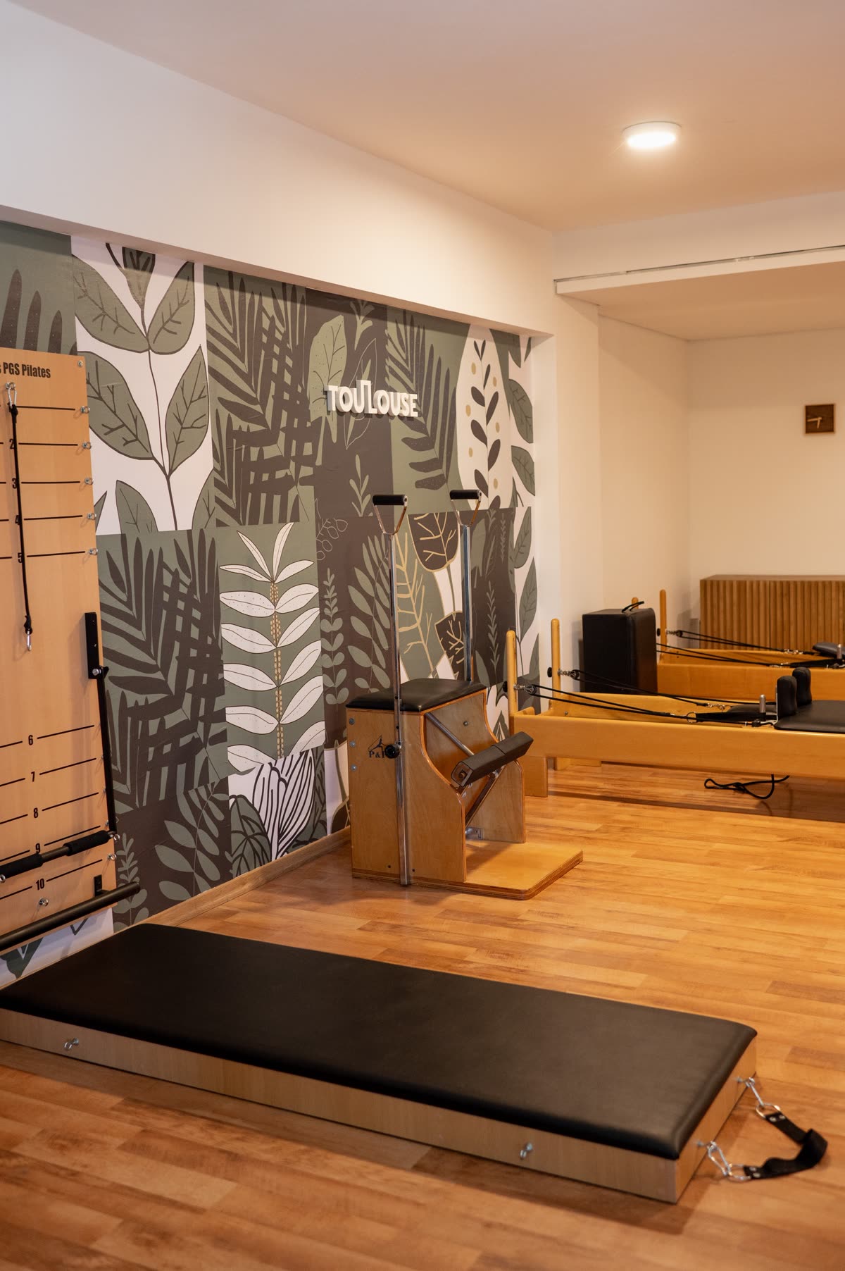 Mural botánico de Toulouse Pilates Colegiales