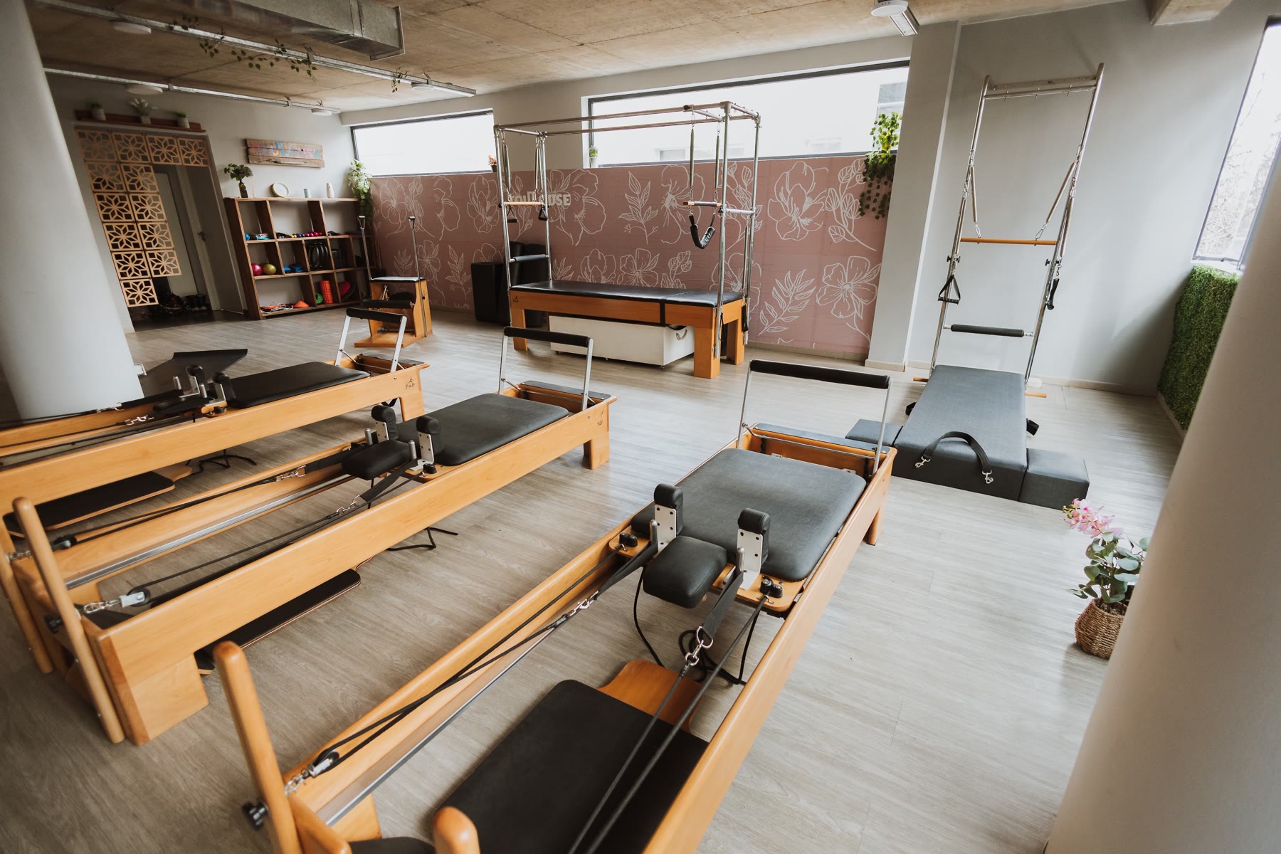Sala de Toulouse Pilates Palermo con su mural propio